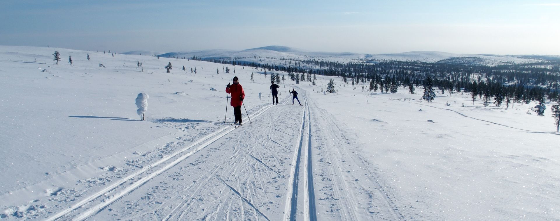 Ski de fond dans les grands espaces enneigés - Laponie finlandaise - Finlande