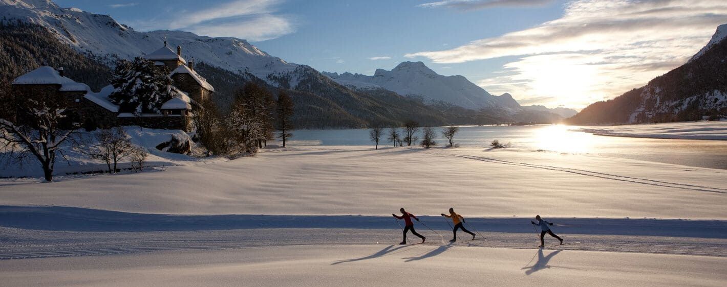 Ski de fond au coucher du soleil au bord du lac de Silvaplana - Engadine - Suisse