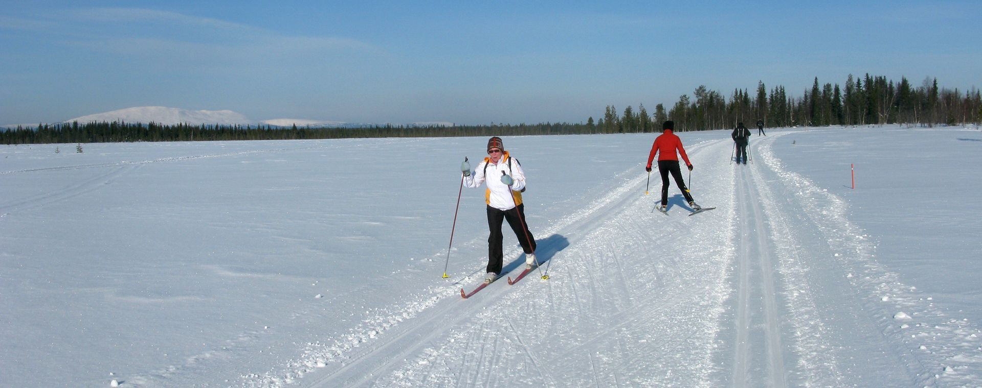Ski de fond sur le lac gelé - Äkäslompolo - Laponie finlandaise, Finlande
