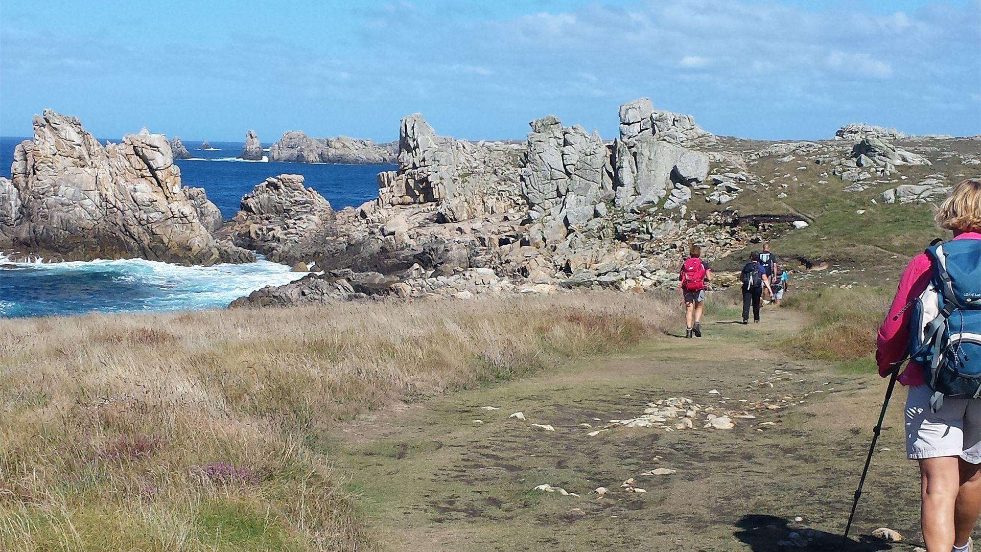 Randonneurs sur le sentier côtier de la presqu'île de Crozon - Bretagne - France
