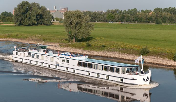 Péniche fluviale Fluvius naviguant sur un canal - Pays-Bas