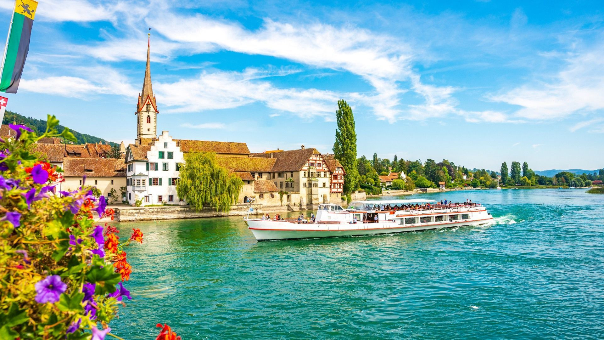 Bateau de croisière devant Stein am Rhein - Rhin - Suisse