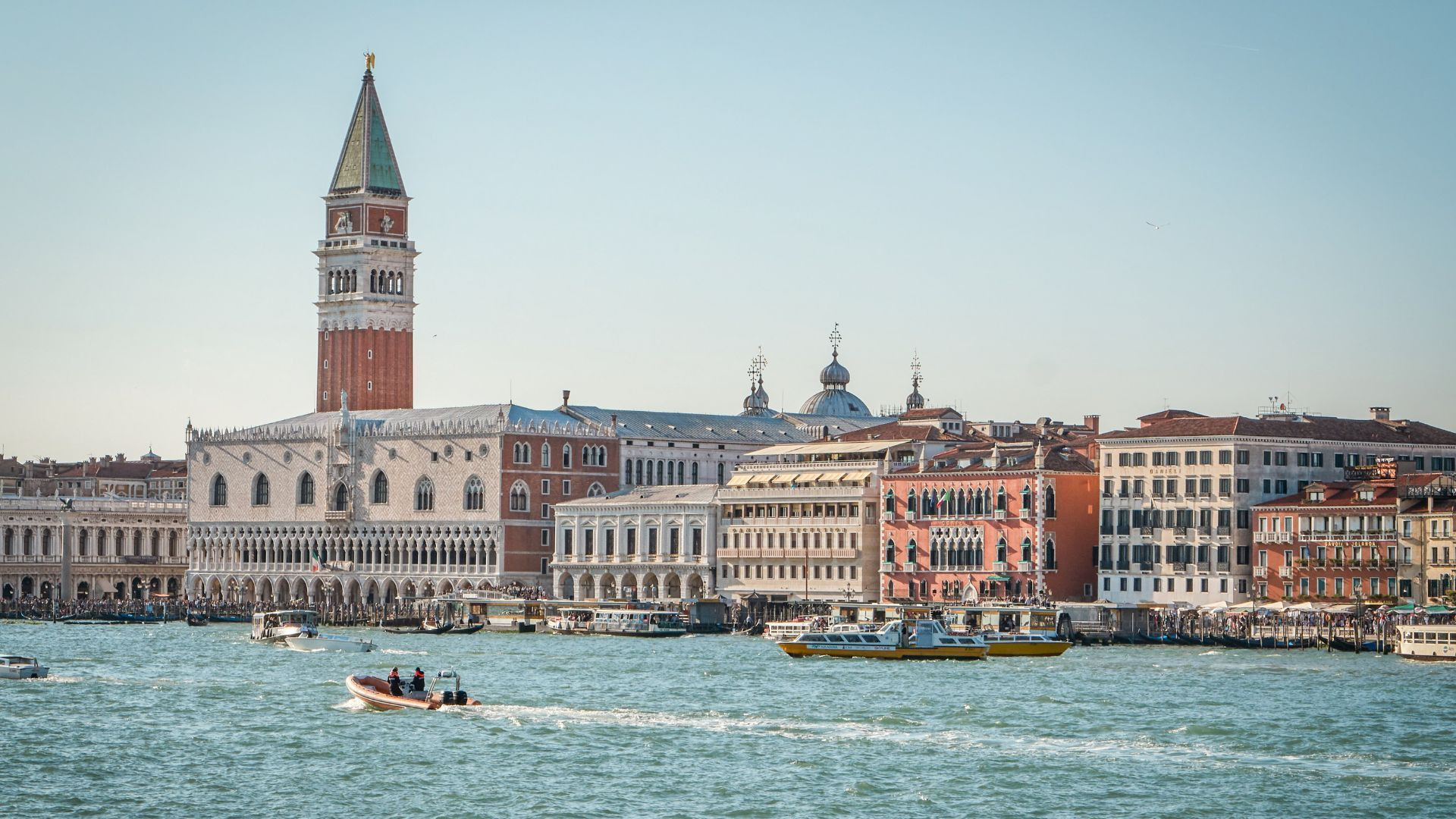 Bateaux dans la lagune face au Campanile Saint-Marc - Venise - Vénétie - Italie