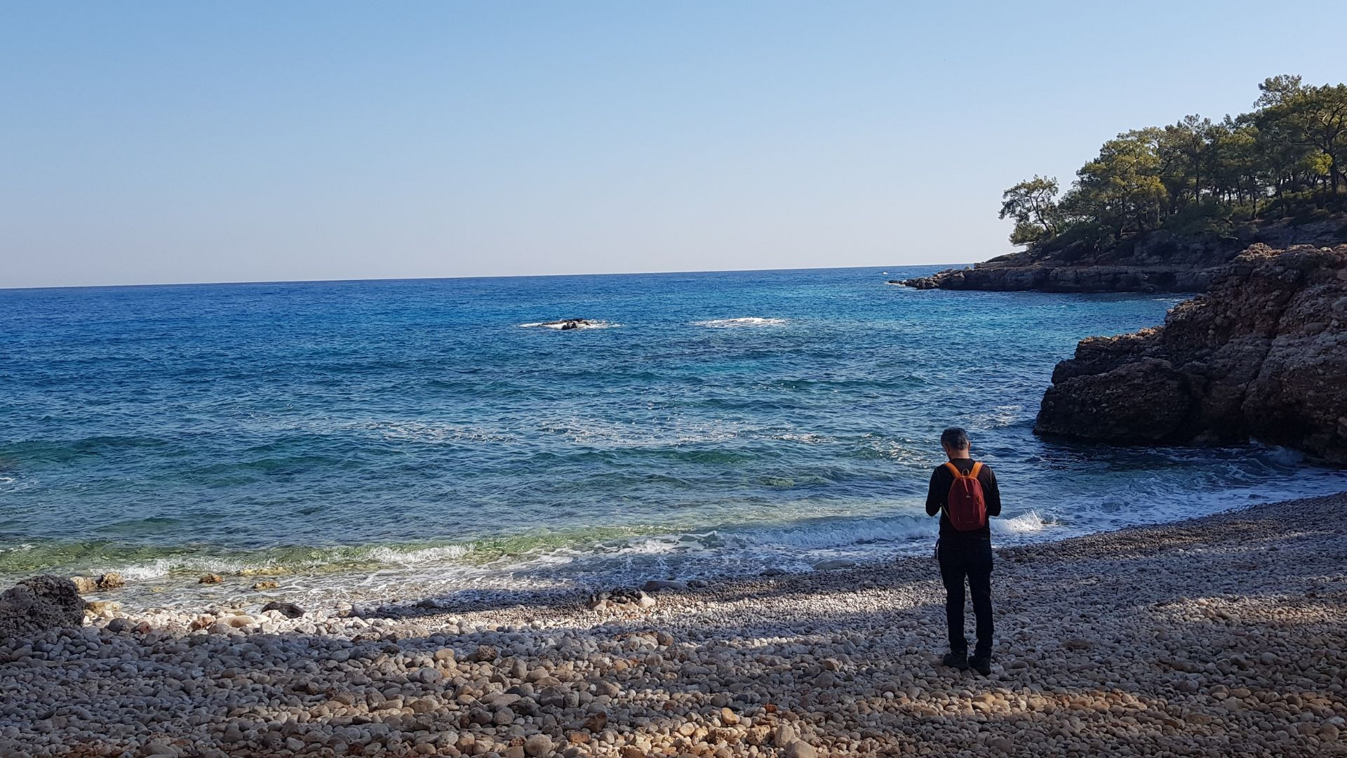 Randonneur sur une plage de galets - Côte lycienne - Antalya - Turquie