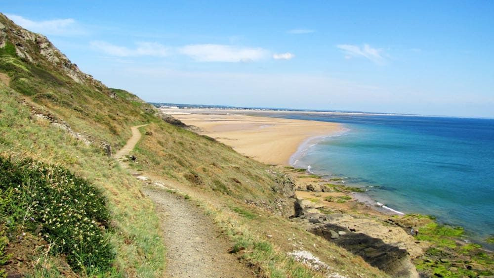 Sentier des douaniers au-dessus de la plage - Cotentin - Manche