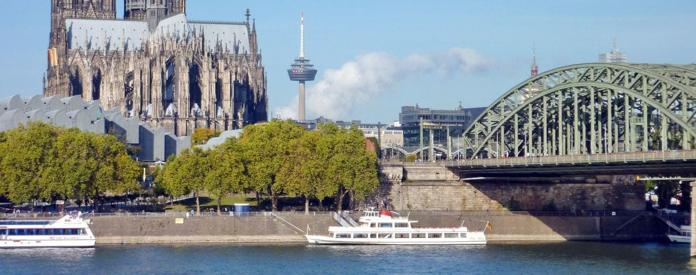 Cathédrale de Cologne et pont Hohenzollern sur le Rhin - Rhénanie - Allemagne