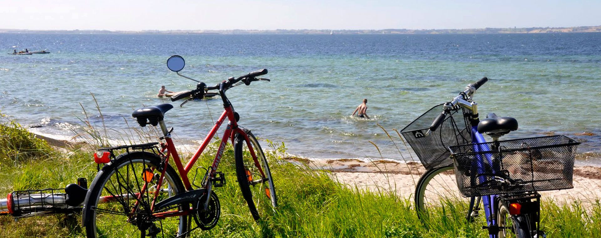 Vélos et baignade au bord de la mer - Danemark