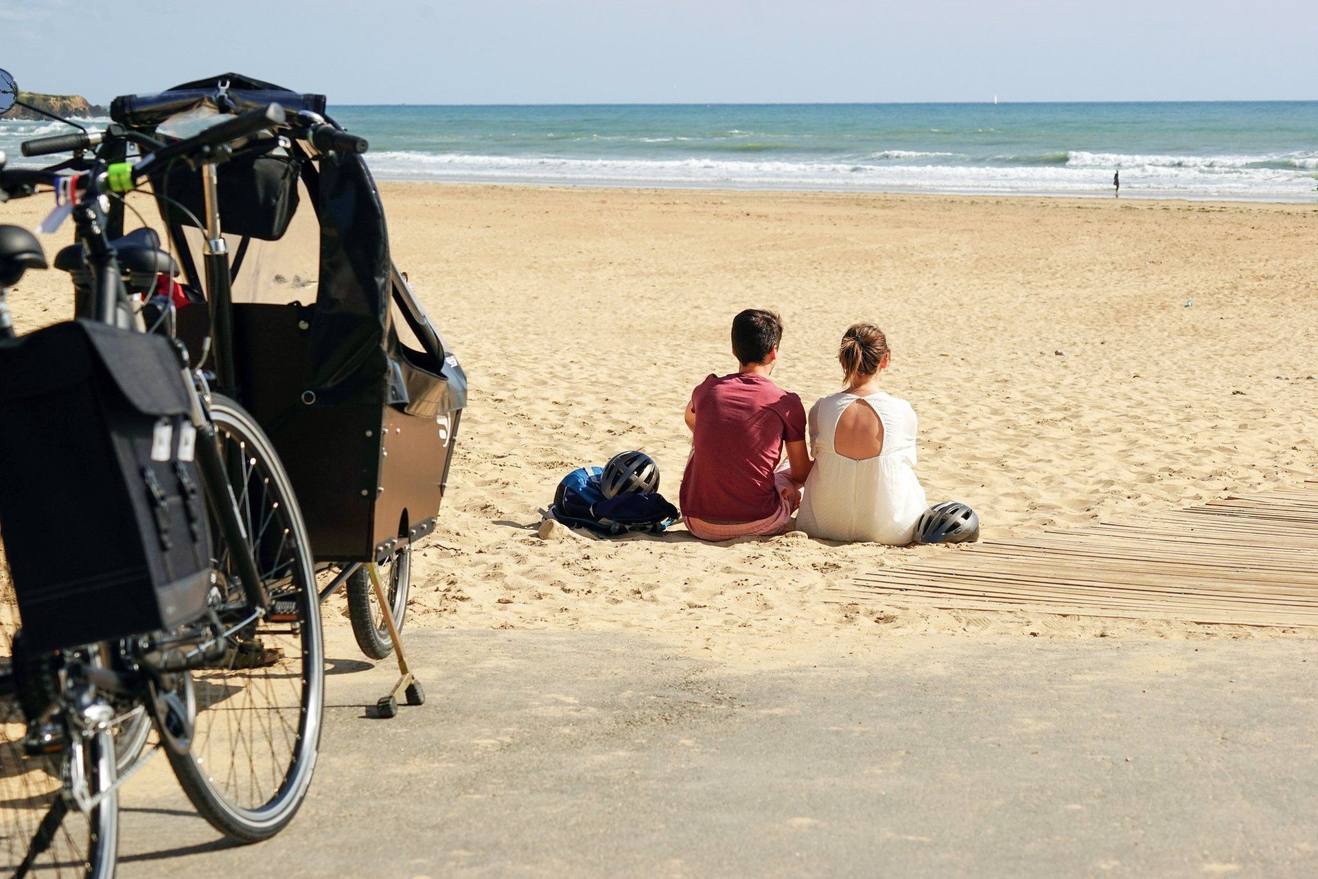 Couple à vélo assis sur la plage - Plage du Veillon, Vélodyssée - Vendée, France