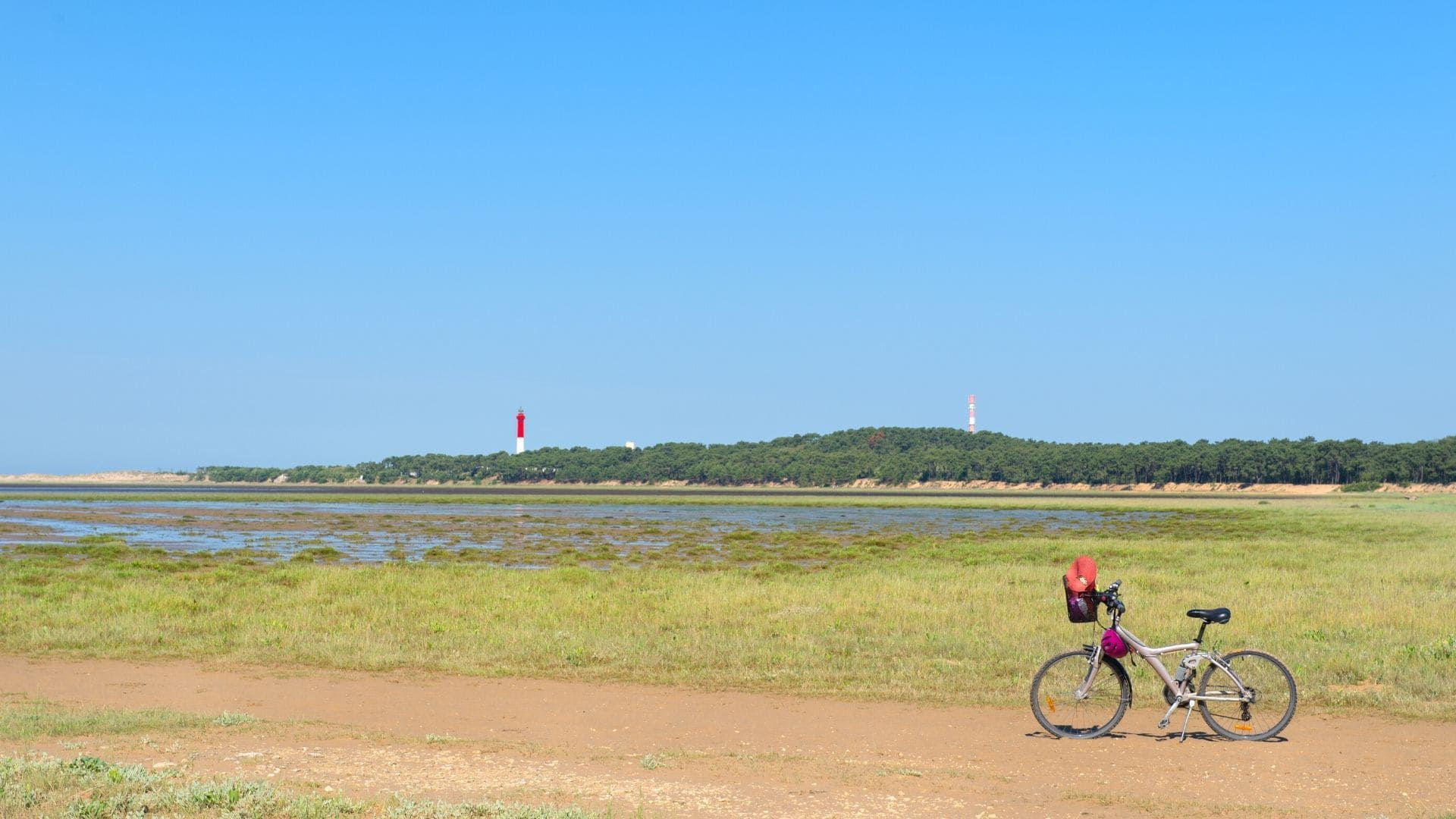 Vélo au bord des marais et du phare - littoral atlantique - France