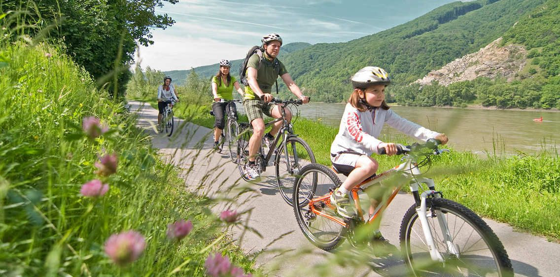 Famille à vélo au bord du Danube - Wachau - Autriche