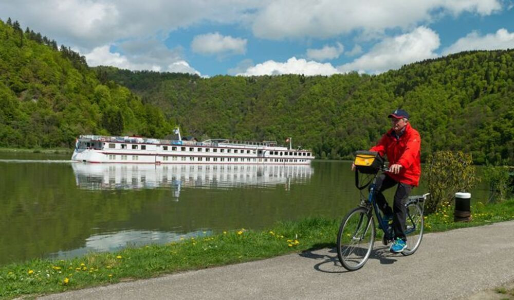Cycliste devant le bateau MS Normandie - Danube - Allemagne