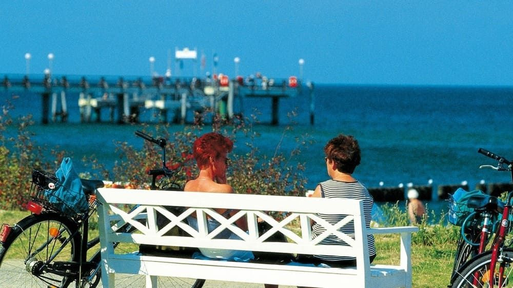 Cyclistes sur un banc face à la mer Baltique - Allemagne
