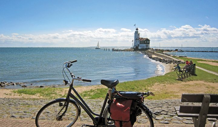 Vélo devant le phare de Marken au bord de l'eau - Marken - Pays-Bas
