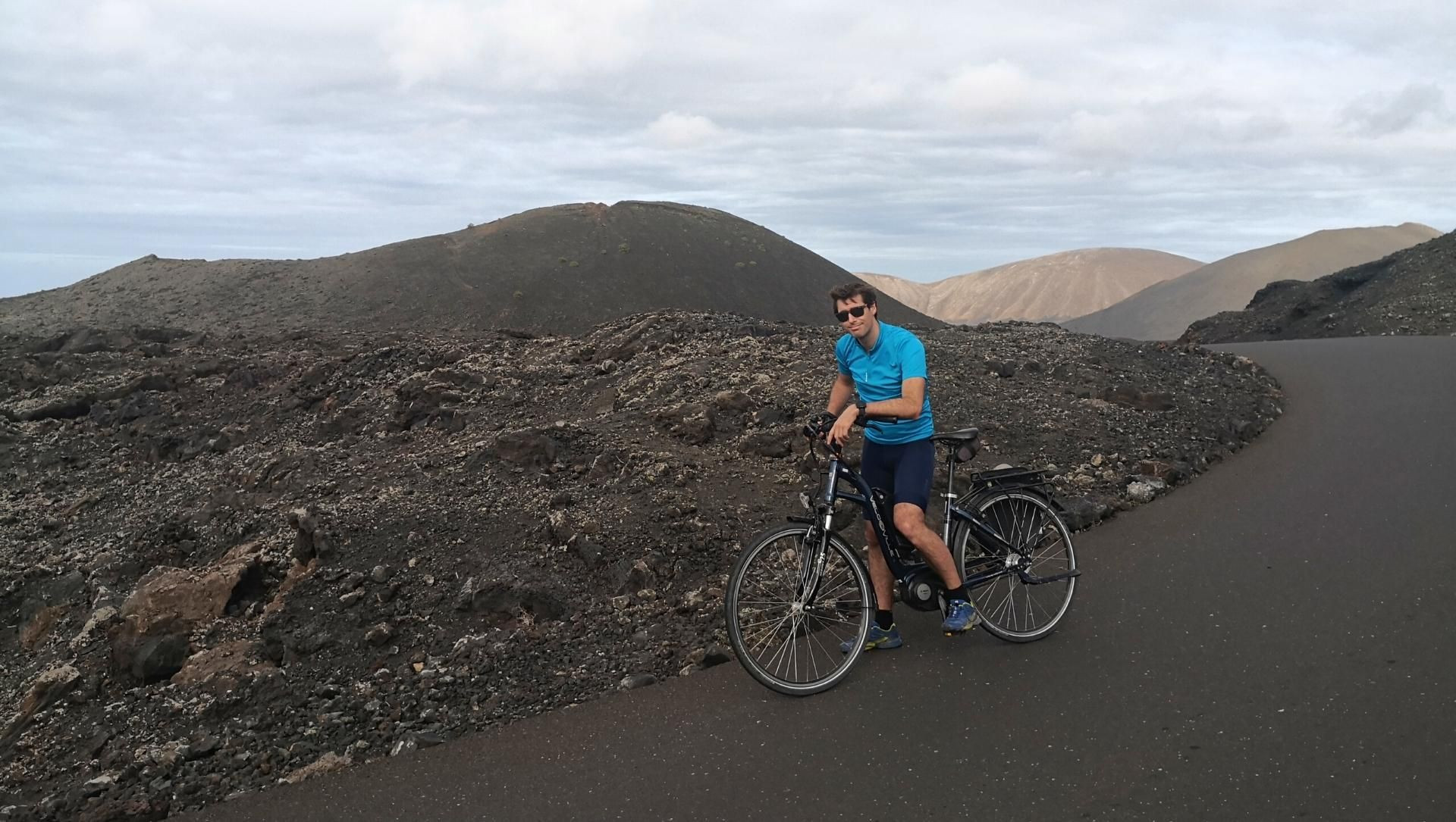 Cycliste sur les paysages volcaniques de Lanzarote - Canaries - Espagne