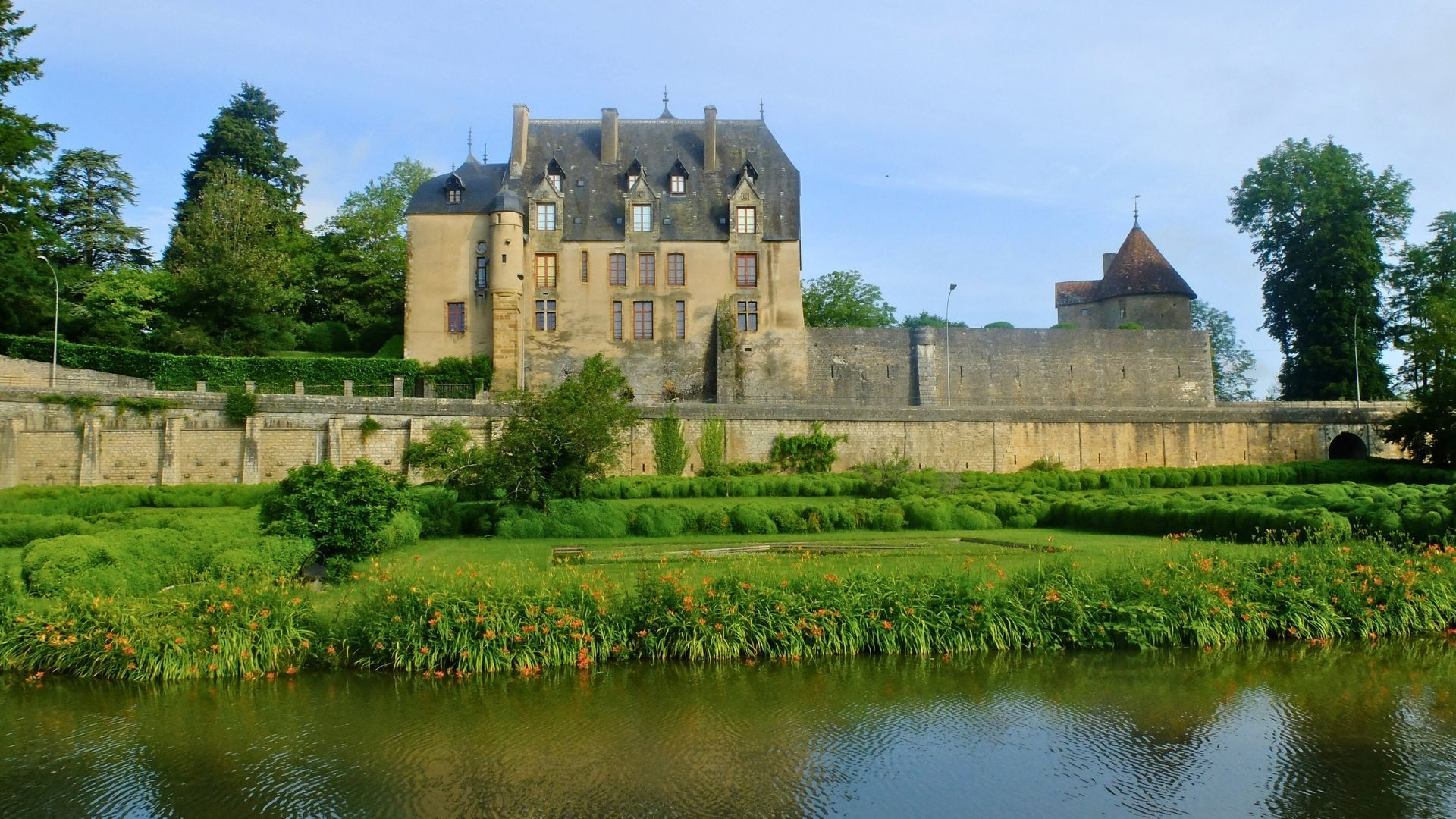 Château au bord de l'eau le long du Canal du Nivernais - Bourgogne