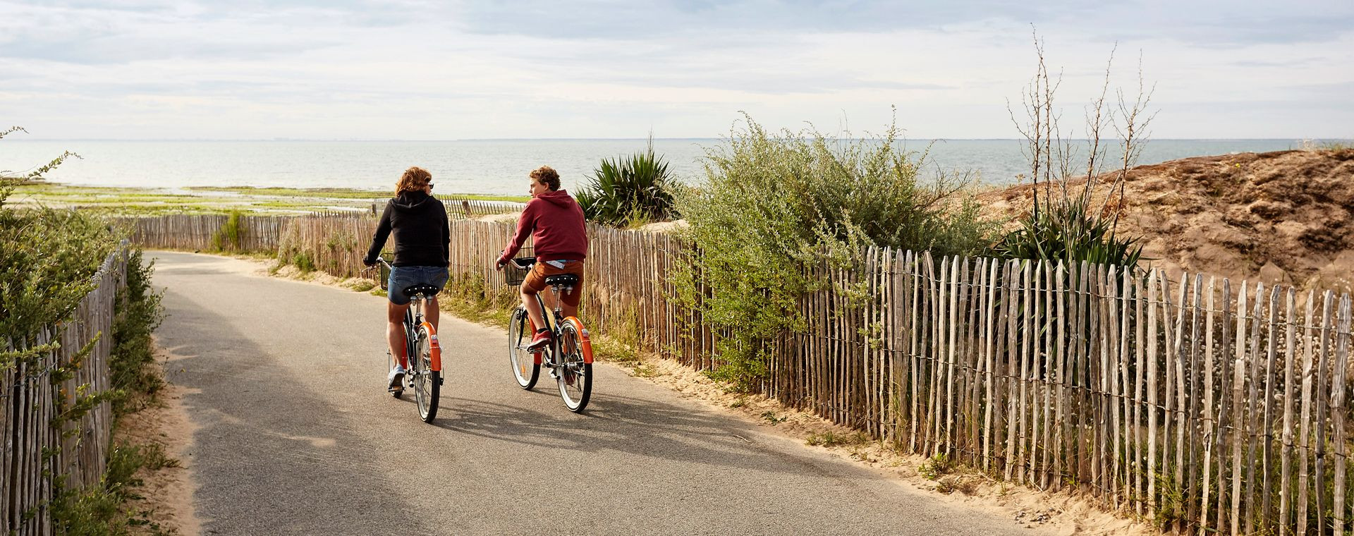 Couple à vélo sur la piste cyclable du littoral - La Tranche-sur-Mer - Vendée - France