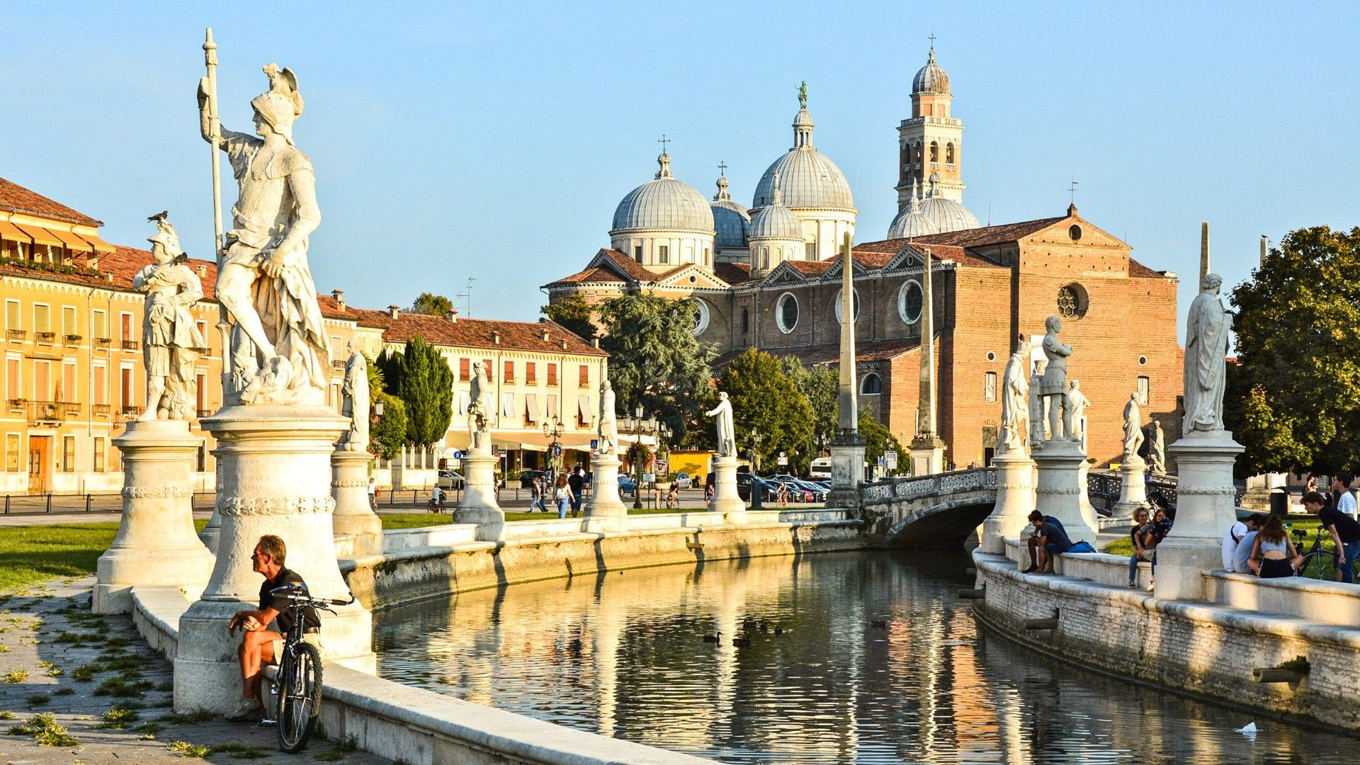 Cycliste au Prato della Valle bordé de statues - Padoue - Vénétie - Italie