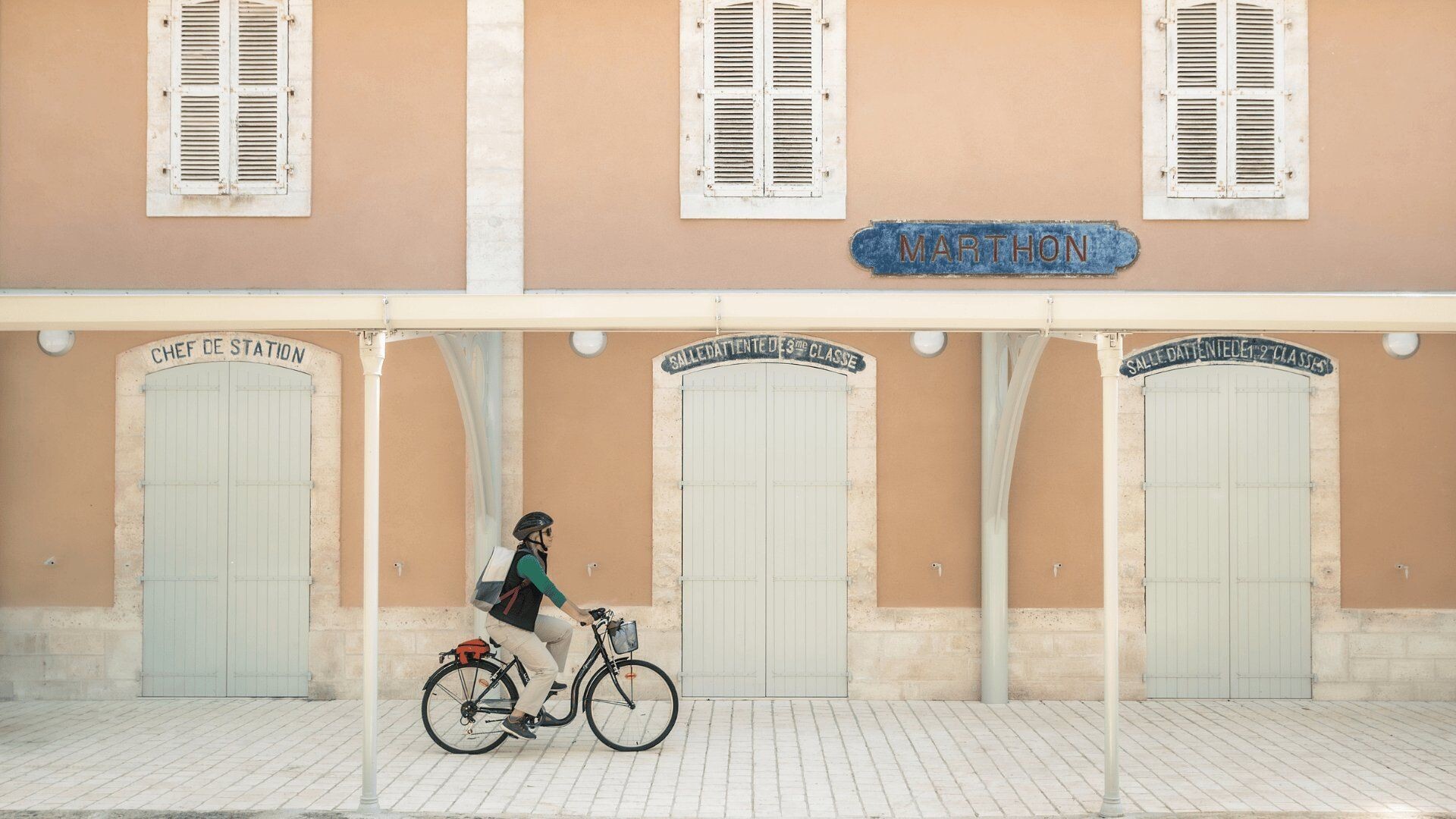 Cycliste devant l'ancienne gare de Marthon - La Flow Vélo - Charente