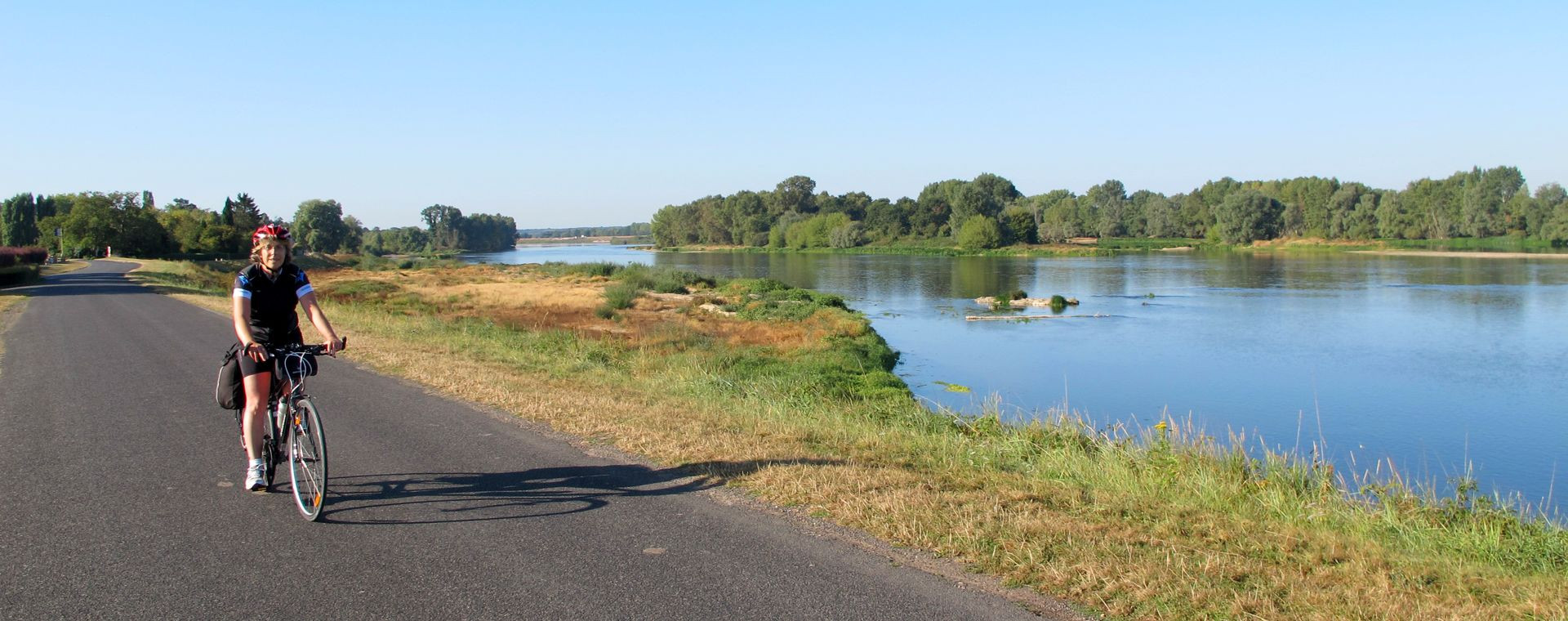 Cycliste sur la véloroute au bord de la Loire - Val de Loire - France