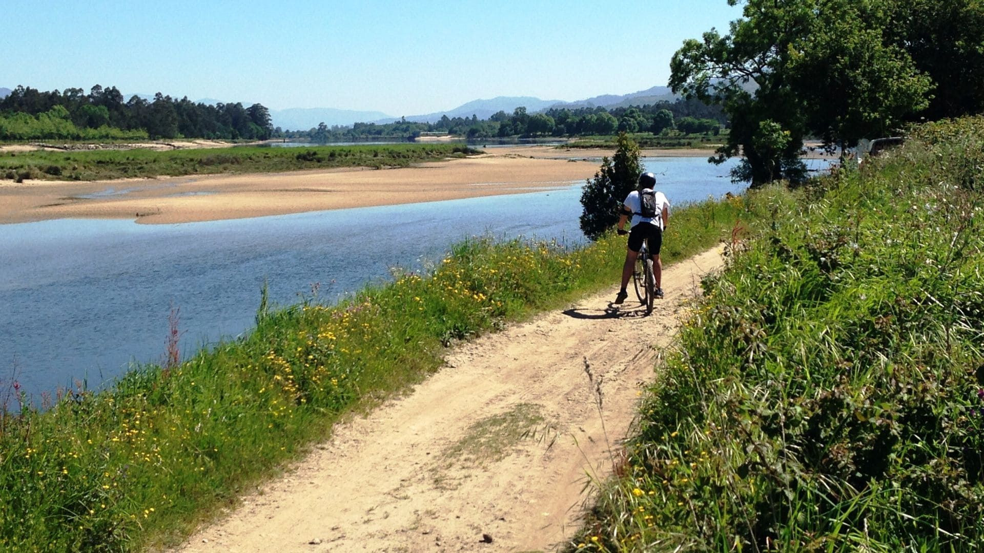Cycliste sur un sentier au bord du fleuve - Campagne du Minho - Portugal