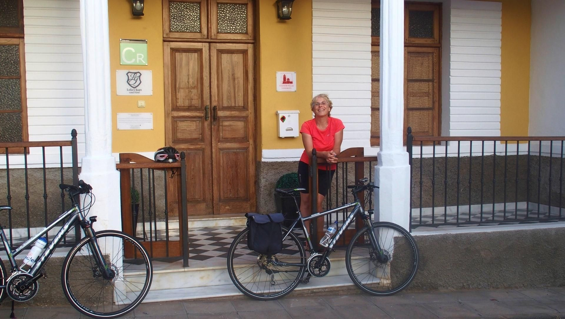 Cycliste devant une maison rurale - Lanzarote - Canaries