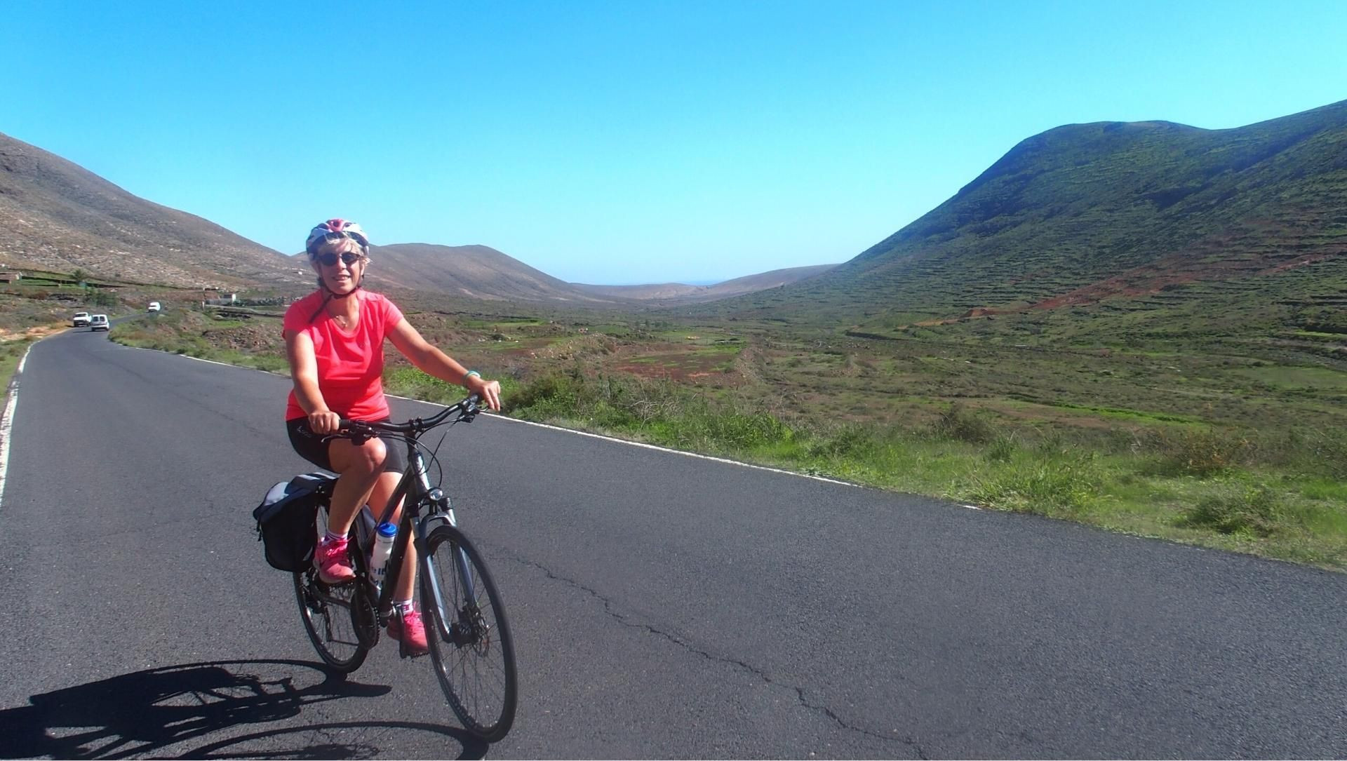 Cycliste sur route et paysages volcaniques - Lanzarote - Îles Canaries - Espagne