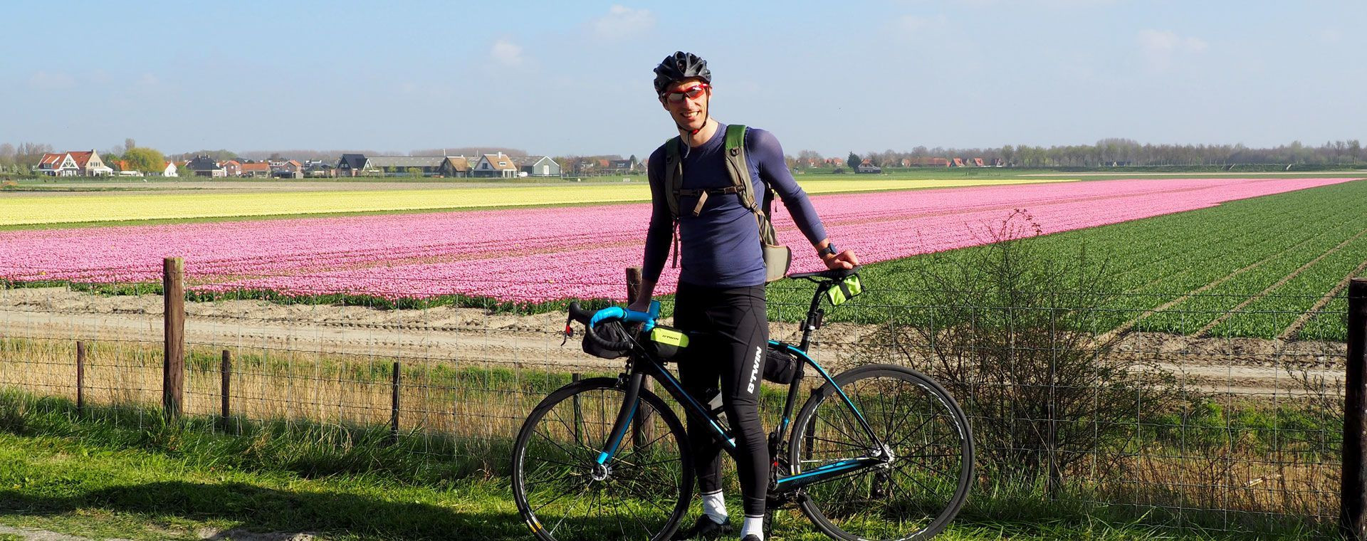 Cycliste devant un champ de tulipes - Pays-Bas