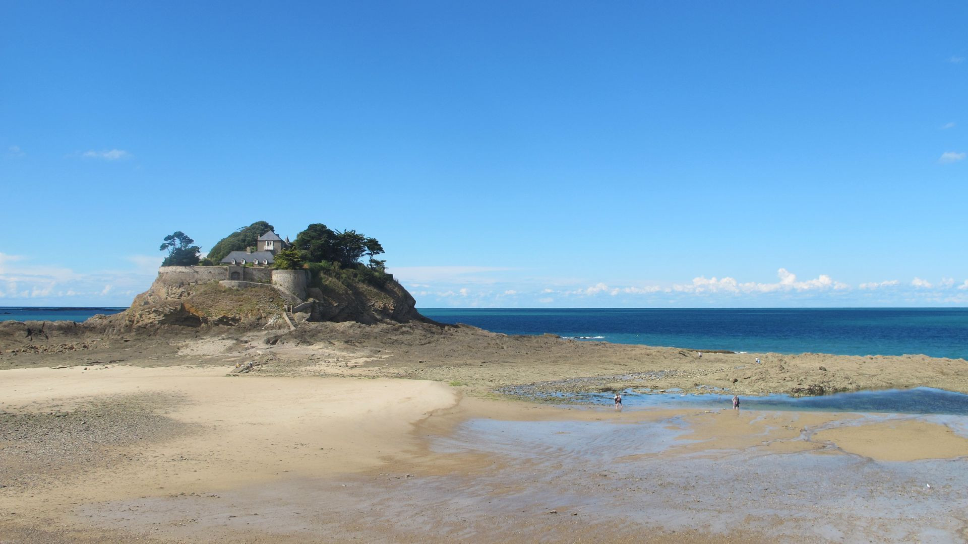 Plage et fort sur la côte d'Émeraude - Bretagne - France