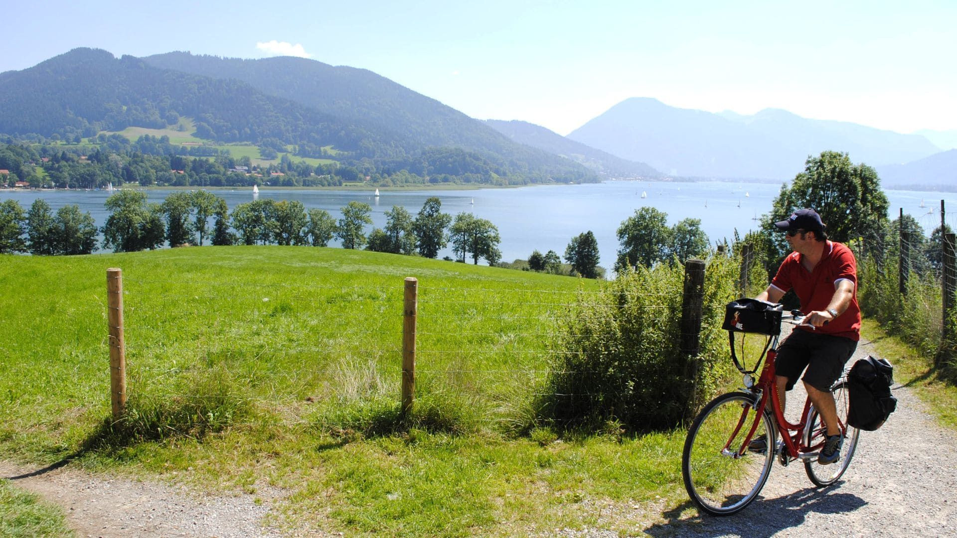 Cycliste le long du lac de Tegernsee - Bavière - Allemagne