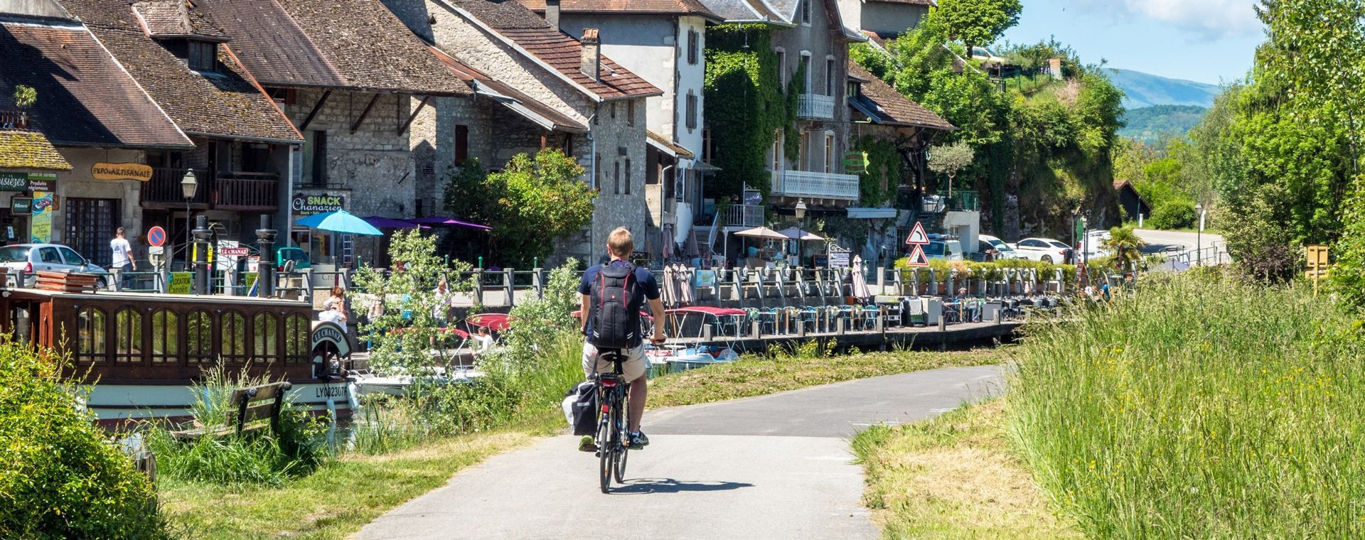 Cycliste le long du canal de Savières à Chanaz - Savoie - France