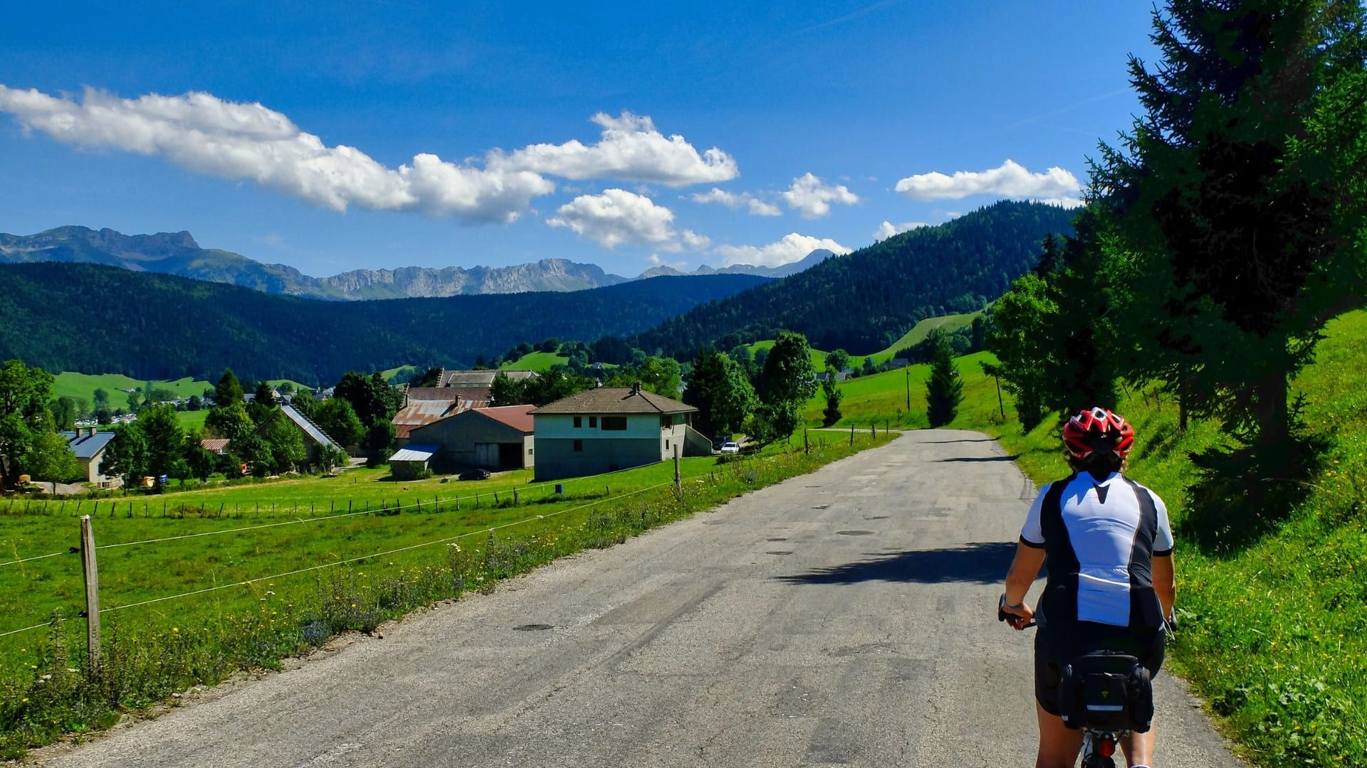 Cycliste sur une route de campagne - Méaudre - Vercors - France