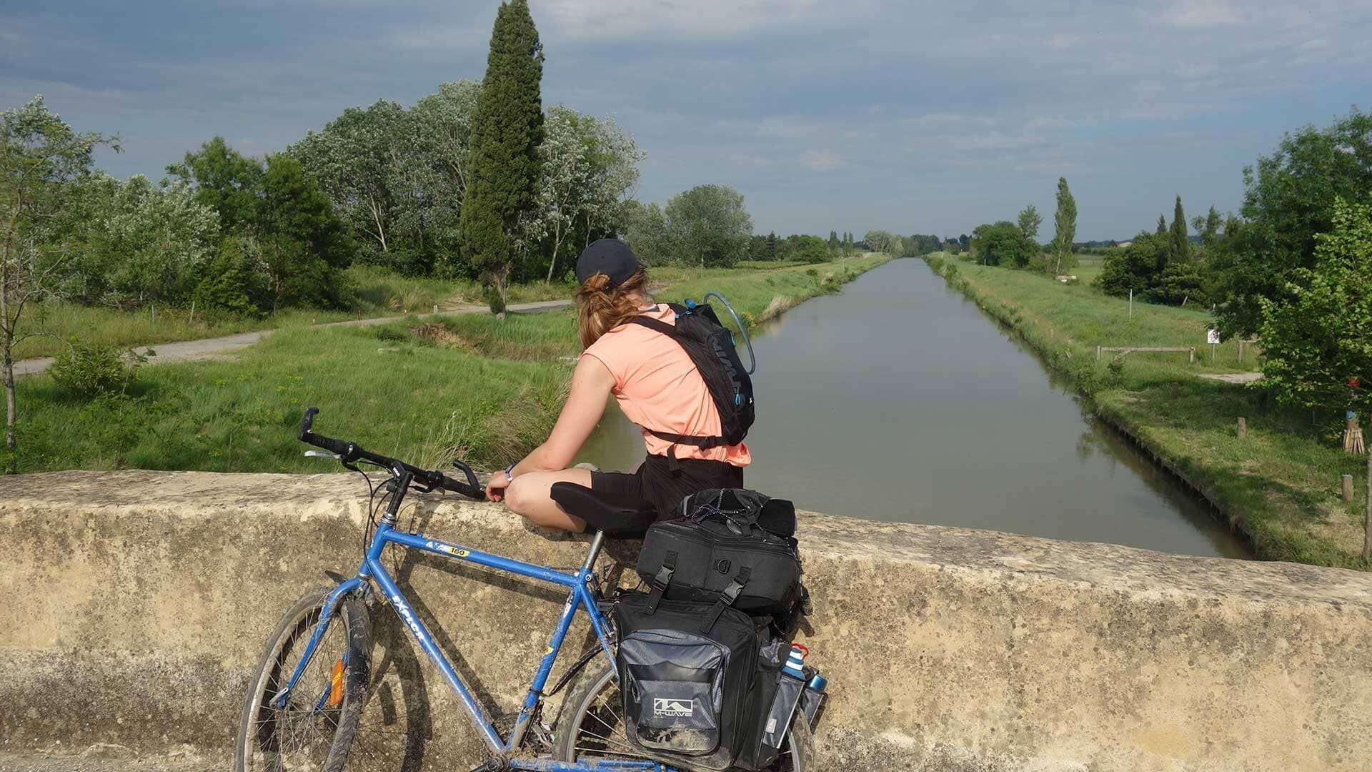 Cycliste sur un pont au-dessus du canal - Canal du Midi - Occitanie - France