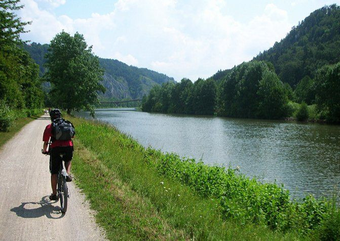 Cycliste sur le chemin de halage de la vallée de l'Altmühl - Bavière - Allemagne