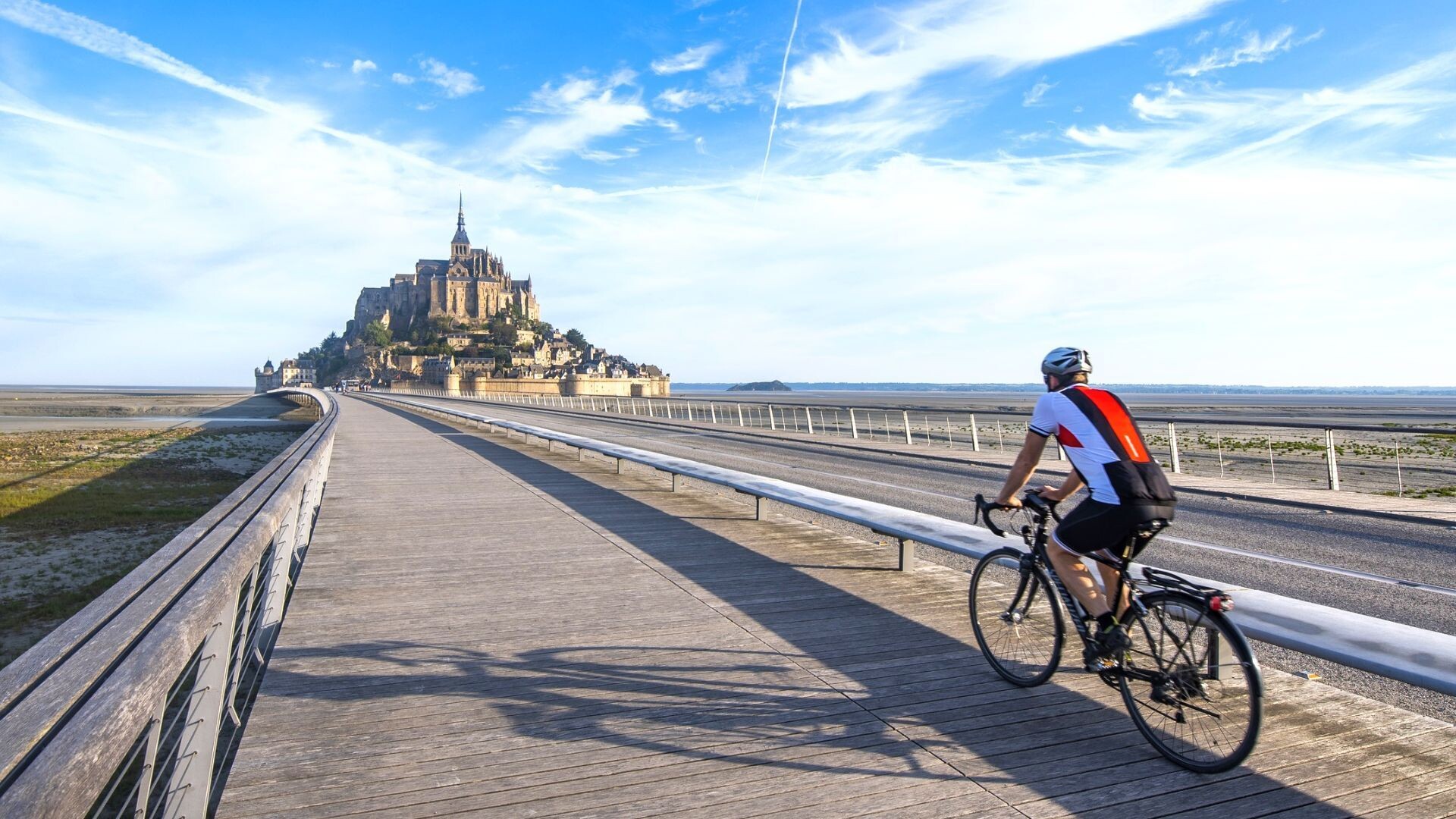 Cycliste sur la passerelle du Mont-Saint-Michel - Vélomaritime - France