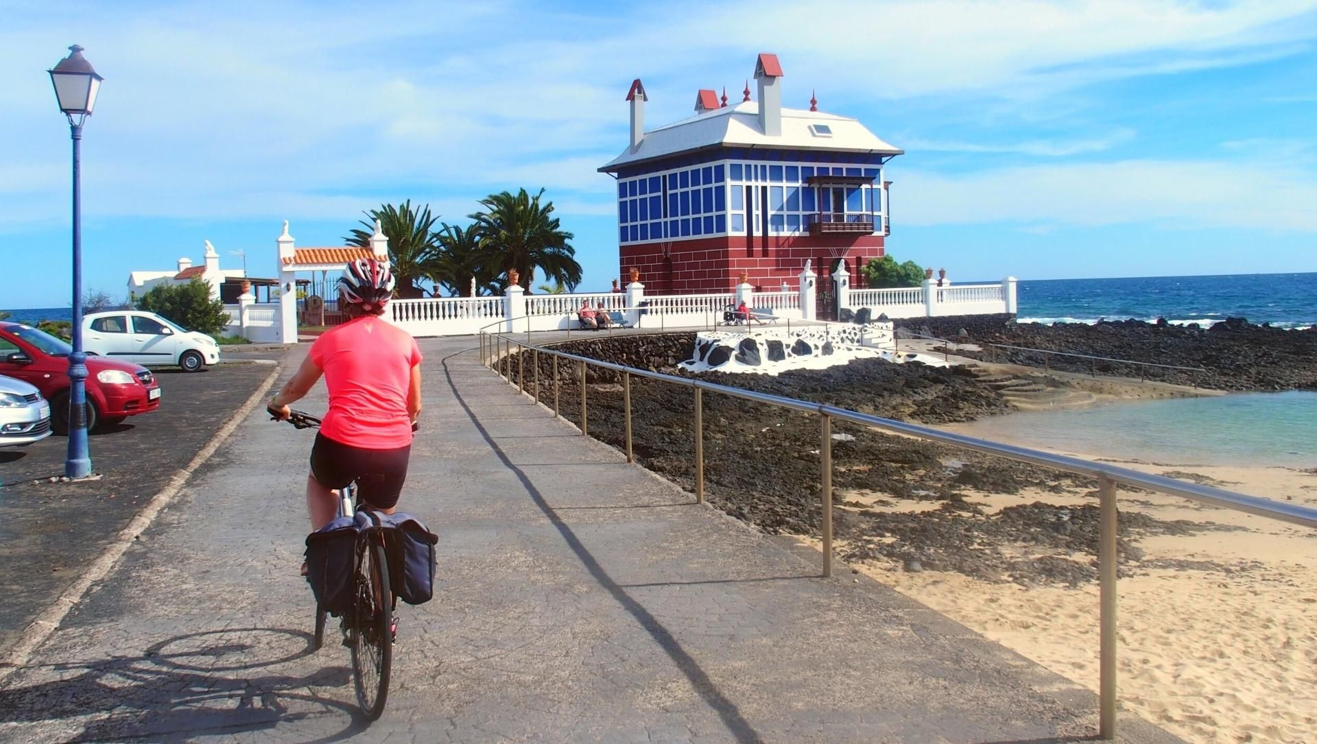 Cycliste au bord de la mer - Lanzarote - Îles Canaries - Espagne