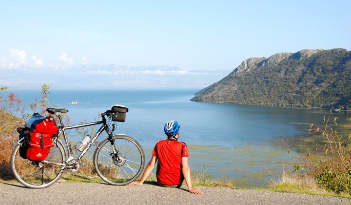 Cycliste contemplant le lac de Skadar près de Virpazar - Monténégro