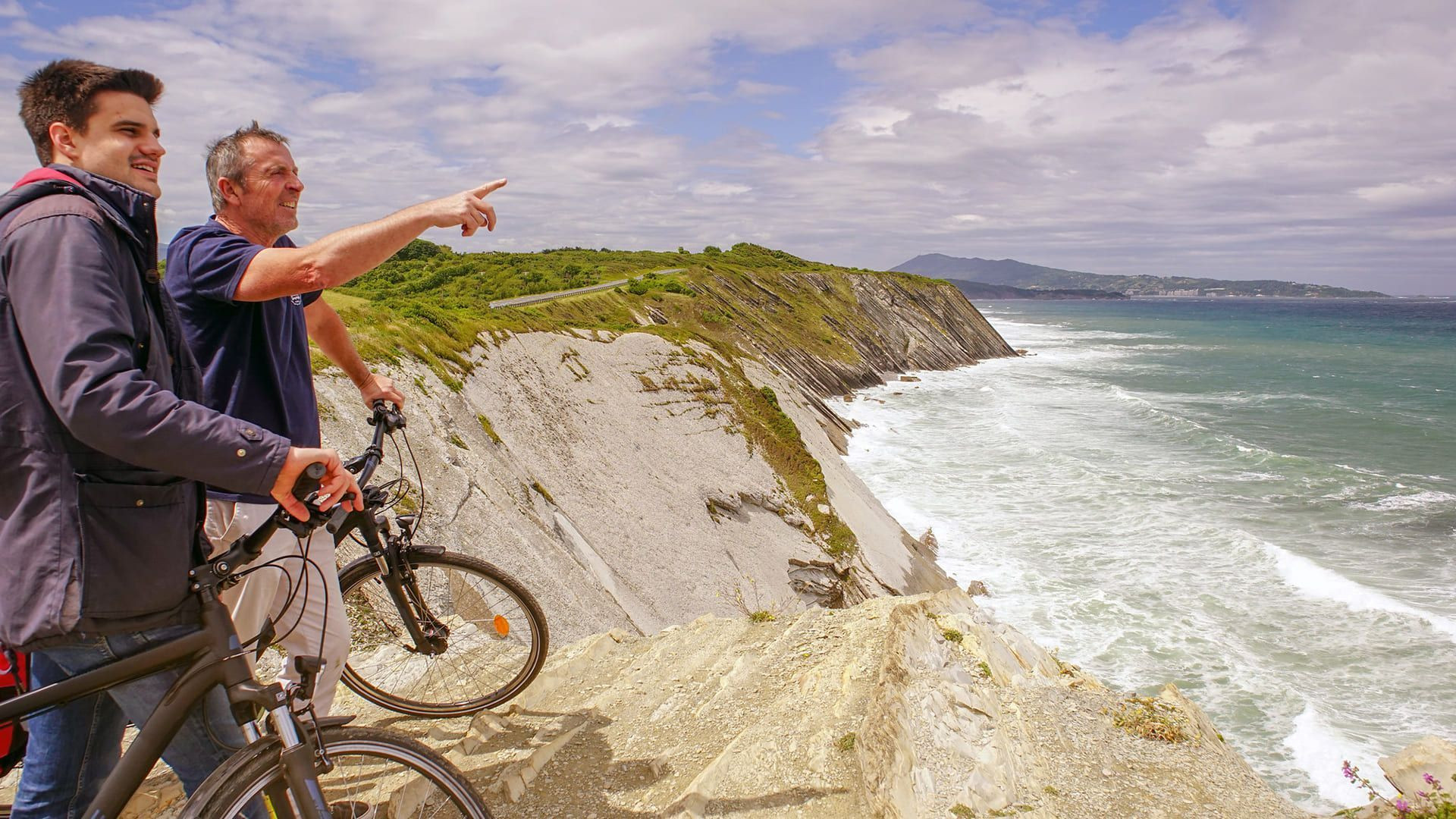 Cyclistes admirant les falaises de flysch de la corniche basque - Pays basque - France