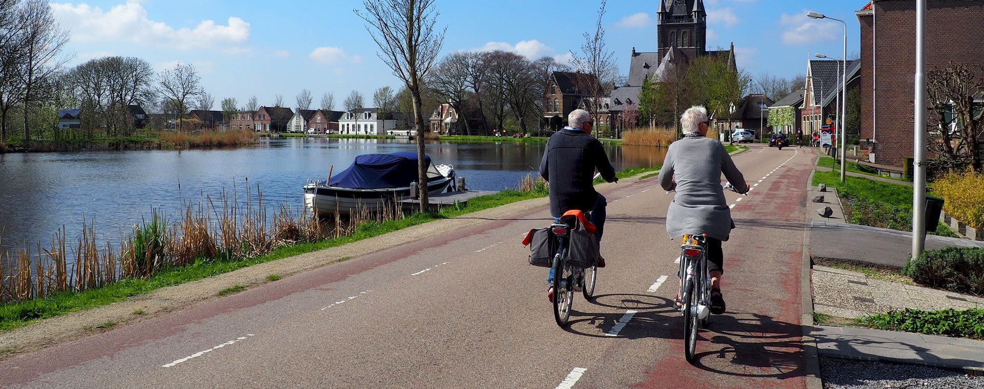 Cyclistes le long d'un canal - Pays-Bas
