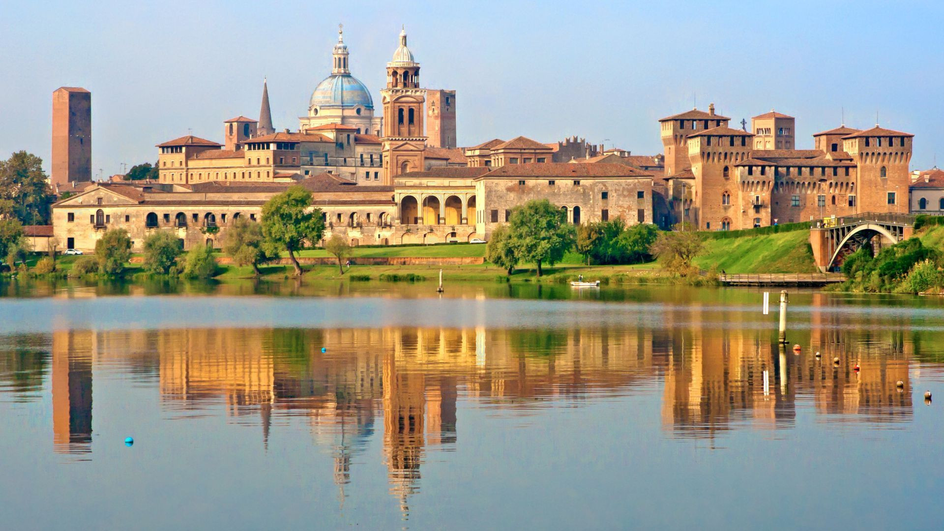 La ville de Mantoue reflétée sur le lac - Lombardie - Italie