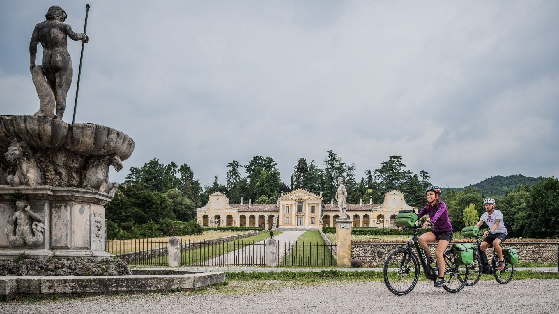 Cyclistes devant une villa palladienne et sa fontaine - Vénétie - Italie