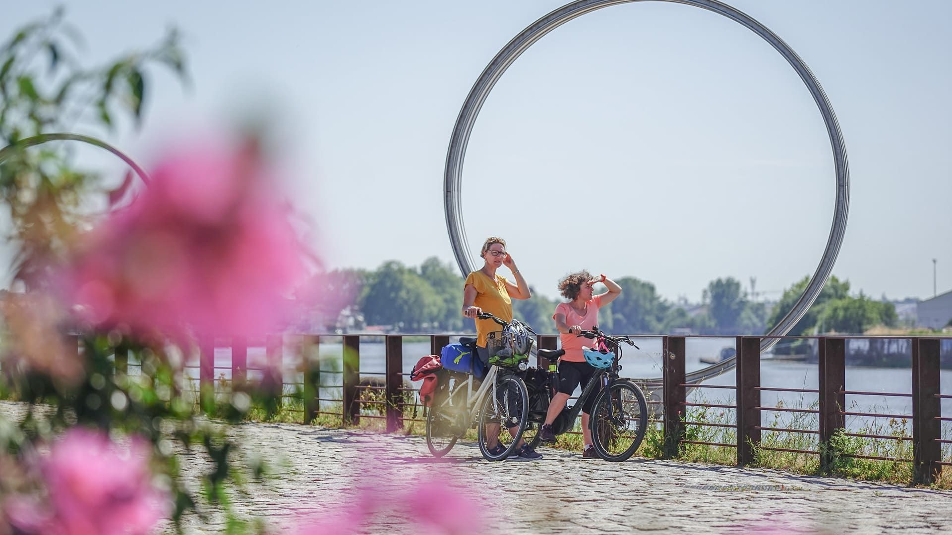 Cyclistes aux Anneaux de Buren - Nantes - Loire-Atlantique - France