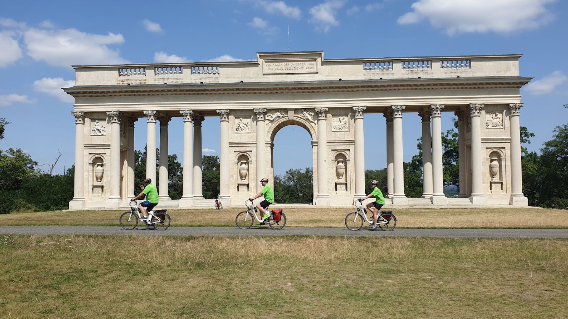 Cyclistes devant la colonnade de Reistna - Valtice - République tchèque