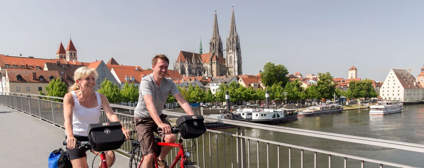 Cyclistes sur un pont au-dessus du Danube - Ratisbonne - Bavière, Allemagne