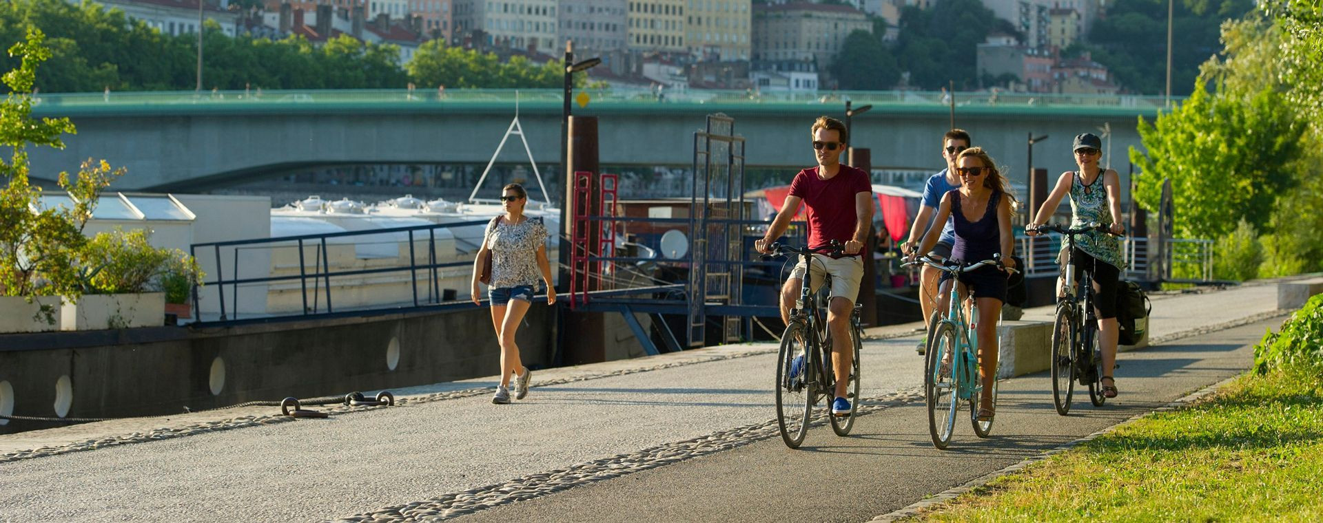 Cyclistes sur les berges du Rhône - Lyon - France