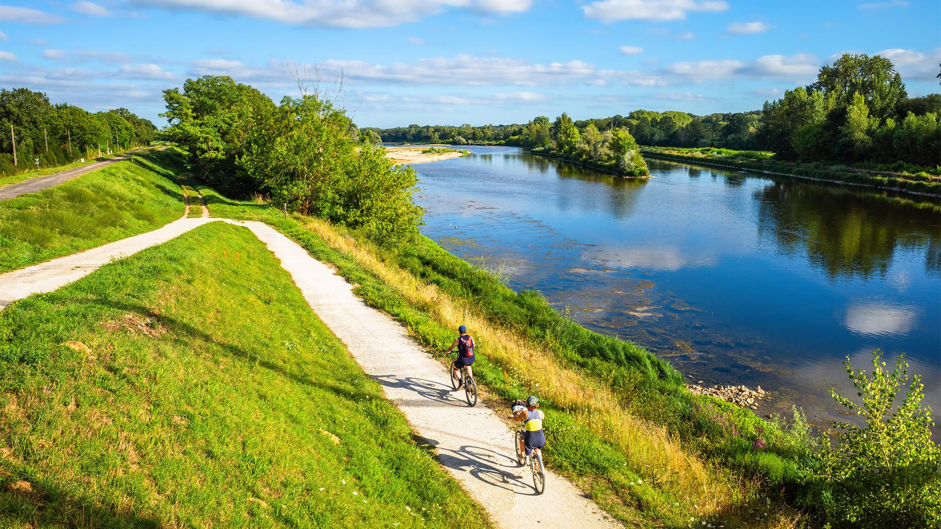 Cyclistes sur la véloroute le long de la Loire - Châtillon-sur-Loire - France