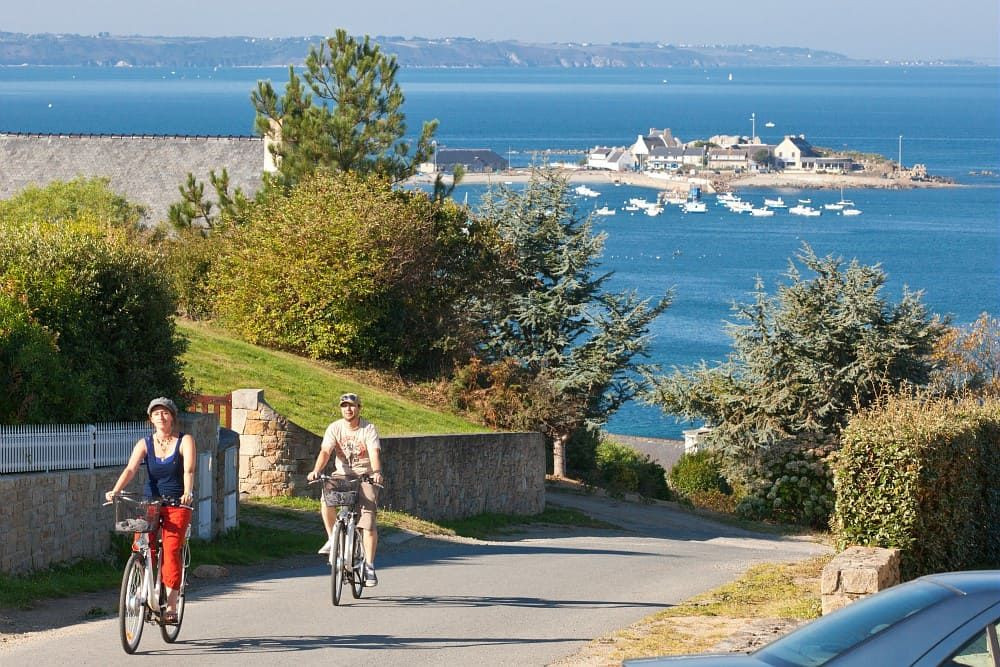 Cyclistes sur la Côte de Granit Rose - Bretagne - France