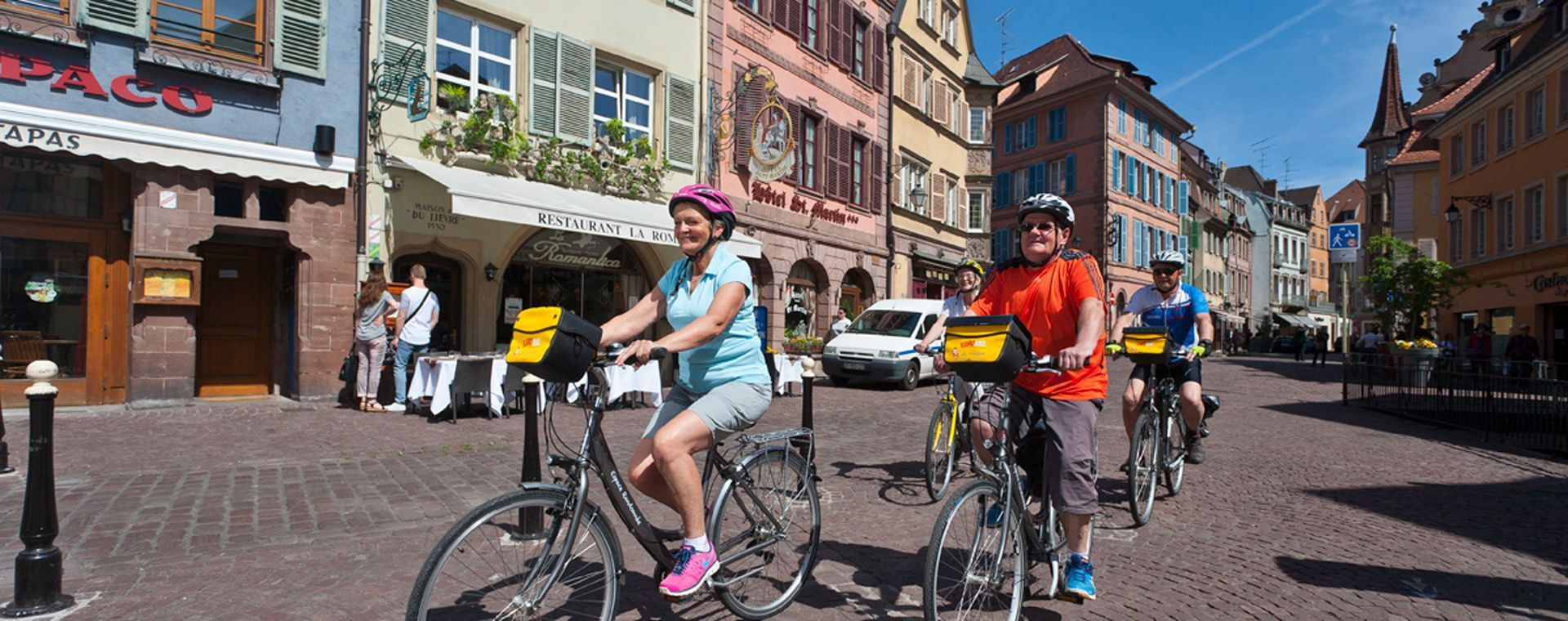 Cyclistes dans la vieille ville - Colmar - Alsace - France
