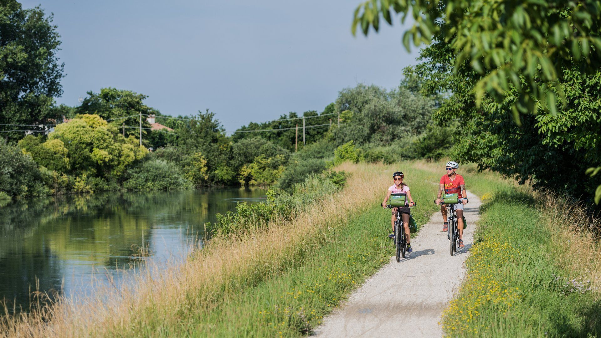 Cyclistes le long d'une rivière - Dolomites - Italie