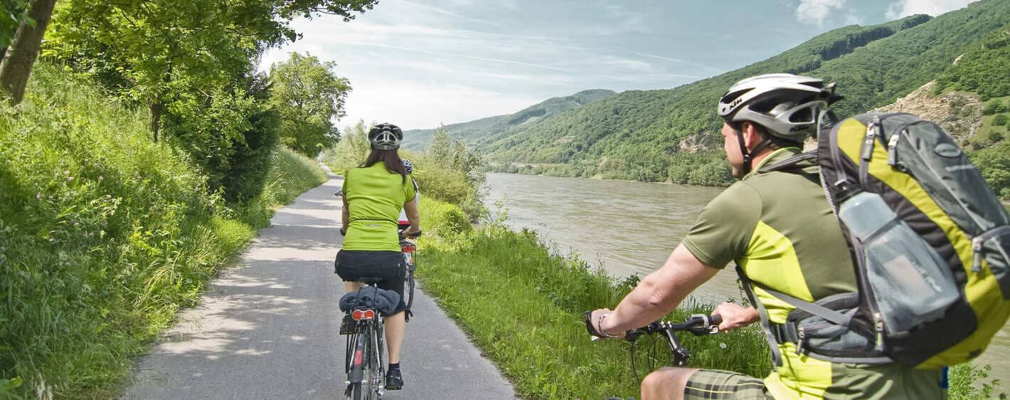 Cyclistes longeant le Danube sur la véloroute - Wachau - Autriche