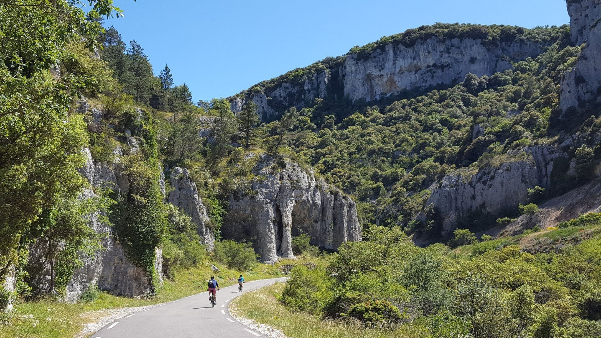© Charlotte Laventureux Cyclistes dans les gorges du Toulourenc - Drôme et Vaucluse - France